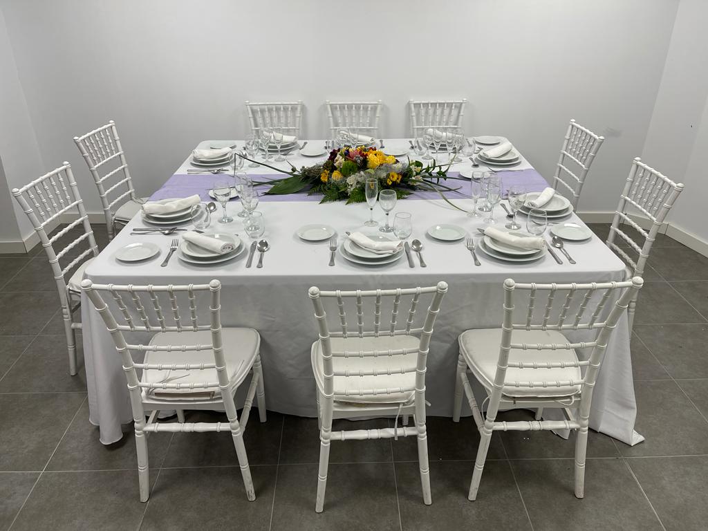 MESA-CUADRADA-MANTELERIA-BLANCA-CAMINO-LILA-.jpeg