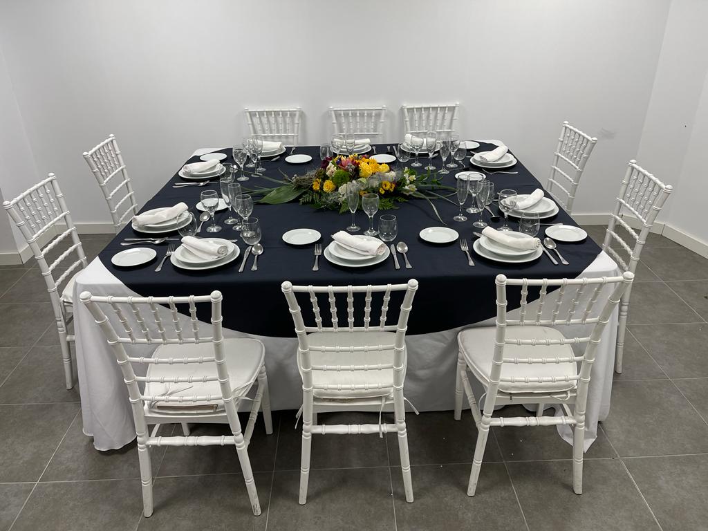MESA-CUADRADA-MANTELERIA-BLANCA-CUBREMANTEL-NEGRO.jpeg