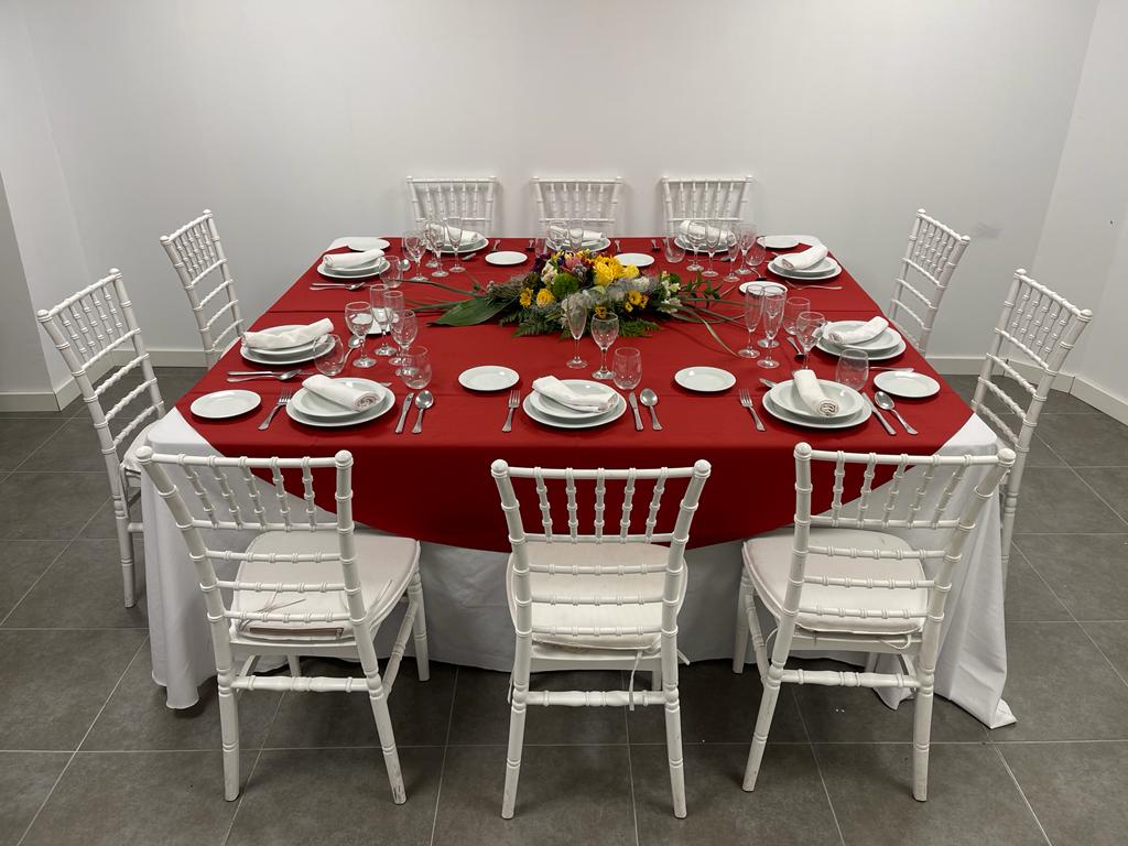 MESA-CUADRADA-MANTELERIA-BLANCA-CUBREMANTEL-ROJO.jpeg